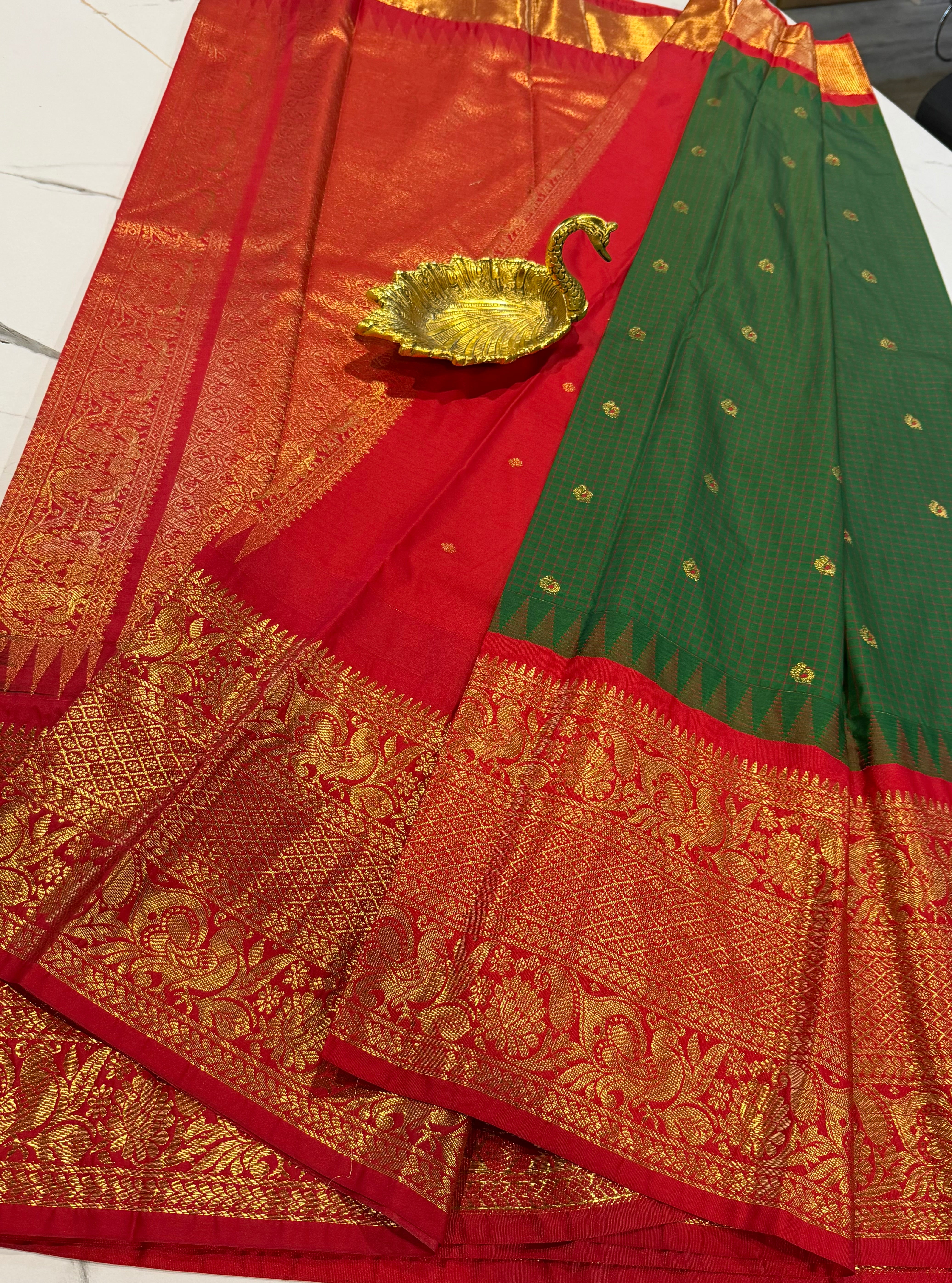 VG2 green & red semi Gadwal saree