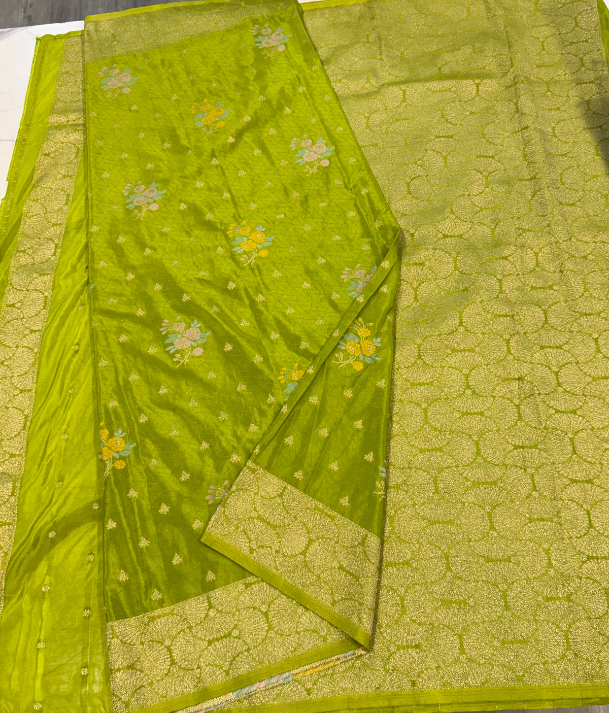 Bz-1850 parrot green benny crepe saree