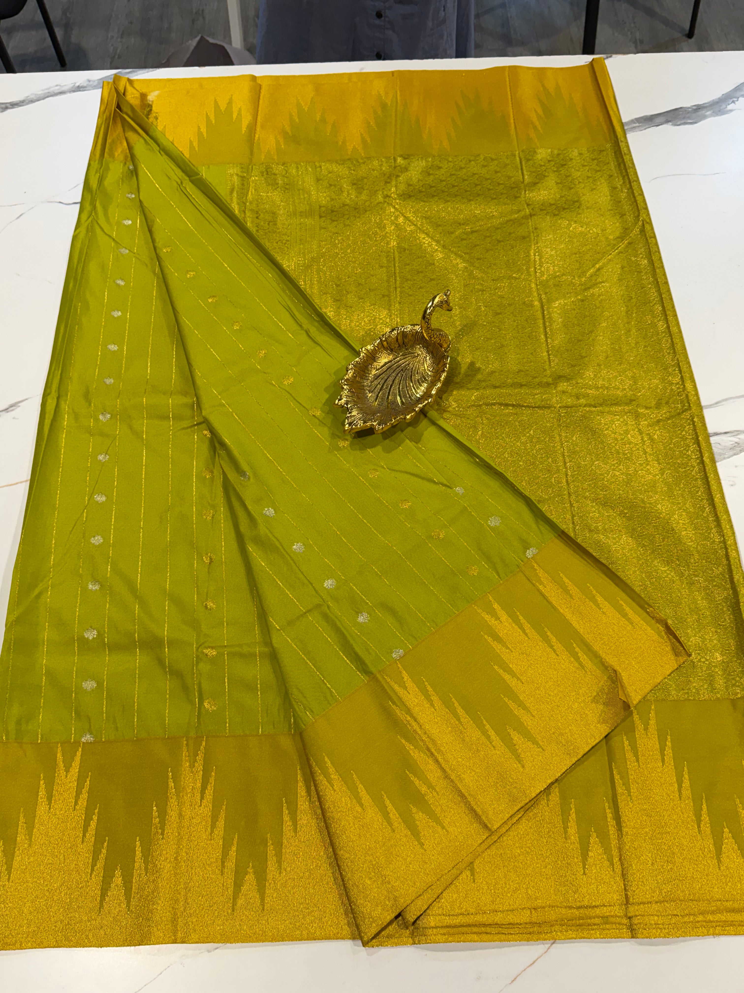 TT- 2899 green  temple Gadwal saree