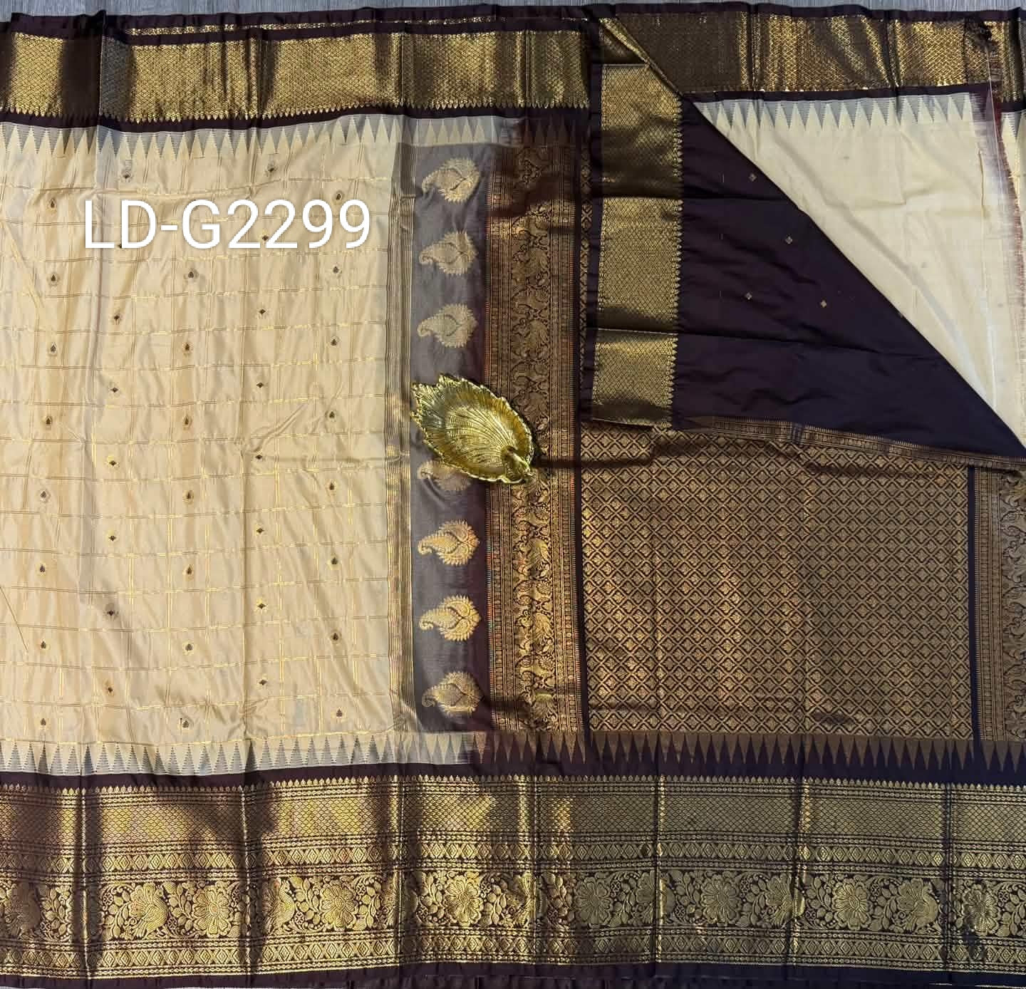 LD-G2299 vintage Semi Gadwal half wight and brown with checks saree